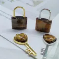 Naturstein Schloss und Herz Schlüssel Anhänger Set, stilvoller Metall und Kristall Schmuck. - Tigerauge