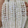 Vue détaillée de perles rondes en nacre blanche, parfaites pour bijoux faits main DIY. - 10mm / Coquille de Troca Blanc