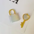 Vergoldetes Vorhängeschloss und Herzschlüssel Anhänger Set mit weißem Stein Variante - Synthetischer Opal