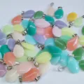 Pendentif goutte de couleur DIY collier accessoires grigris en gros lot de pierres lisses - Goutte d'eau plate / 26x15mm 1 Pièce