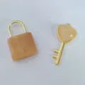 Naturstein Schloss und Herz Schlüssel Anhänger Set, stilvoller vergoldeter Schmuck. - Topas