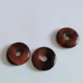 Natürliche Edelstein Donut Anhänger DIY Schmuckaccessoires Set, glatte runde Perlen für Halskette. - Rotes Tigerauge