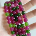 Polierte bonbonfarbene Chalzedon-Rundperlen in Grün und Magenta für DIY-Schmuck. - 4mm / ca. 90 Perlen/Packung / Rot und Grün