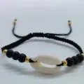 Bracelet cordon noir fait main avec coquillage blanc naturel et perles d'or plage - Noeud Plat Noir