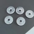 Pendentif boucle de paix en cristal naturel detail gros plan accessoire element - 16mm / Cristal blanc