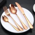 Juego de cubiertos de acero inoxidable en oro rosa, incluye cuchillo de bistec, cucharas y tenedor. - Set de 4 piezas / Rosa oro