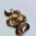 Natuurlijke tijgeroog edelsteen halve maan hanger, zilverkleurig metalen oog accessoire - Tijgeroog stenen armband