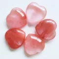 Sammlung von fünf 25 mm herzförmigen rosa Naturkristallsteinen für Dekoration und Geschenke - Wassermelonenrot (Synthetisch)