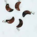 Natuurlijke kristallen halve maan hanger ketting sieraden accessoire, bruine gevlekte steen. - Mahonie obsidiaan