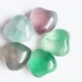 Set mit 15 mm polierten, herzförmigen Natursteinen in verschiedenen Farben zur Dekoration - 5 Stück / Fluorit