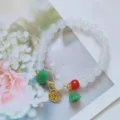 Bracelet de perles blanches de style chinois avec jade vert et pendentif doré pour femmes - Pendentif plaque de fortune