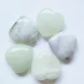 Fünf 25 mm herzförmige Naturkristallsteine in Hellgrün- und Weißtönen gemischt - Xinschan Jade