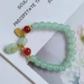 Nouveau bracelet de perles vertes chinoises avec pendentifs dorés élégants bijoux pour femmes - Perle verte et Ping'an Kou