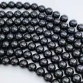 Gros plan détaillé de perles rondes en pierre précieuse noire brillante pour bijoux DIY. - 4mm / Imitation agate noire de qualité A (verre poli)