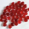 Polierte rote herzförmige Edelstein-Figuren für Miniatur-Heimdeko 15mm Steine - 5 Stück / Gefärbte Rote Jade