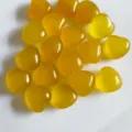 Sammlung von 15 mm Mini-Natursteinherzen aus gelbem Achat für die Kristalldekoration - 5 Stück / Gefärbte Gelbe Jade