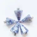 Ciondolo collana conico esagonale in cristallo naturale accessorio di gioielli in pietra. - Pietra a Macchie Blu