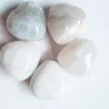 Set mit fünf 15mm polierten Naturstein-Herzen aus weißem Achat zur Dekoration zu Hause - 5 Stück / Achat