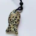 Pendentif poisson en cristal naturel avec cordon tressé noir, design élégant et unique. - Pierre Tachetée