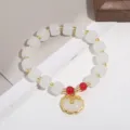 Bracelet de perles de bambou en jade blanc de style chinois avec intercalaires dorés. - Pendentif cadenas de paix blanc