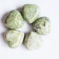 Set mit fünf polierten 15mm grünen Naturstein-Kristallherzen für die Wohndekoration - Grüner Herzstil (1) / 1 Stück / Grün