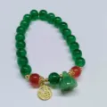 Bracelet de perles de style chinois avec perles vertes et rouges, pendentif fu et gourde en or. - Pendentifs plaque Fu et cosse de lotus