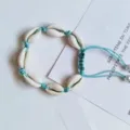 Bracelet tissé en coquillage naturel style bohème cordon bleu fait main bijou de plage - Coquillages blancs à lignes bleues