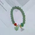 Nouvelle variante de bracelet de perles vertes de style chinois avec charms papillon et fleur. - Papillon et muguet