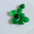 15 mm große, grüne herzförmige Naturstein-Deko für Heilkristalle und Handwerk - Herz Ornament Stil / 1 Stück / Gefärbtes grünes Jade-Material