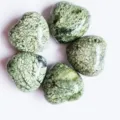 Set aus fünf 15 mm großen Mini-Herzornamenten aus Naturstein mit Webmustern, grün - Herz Ornament Stil / 1 Stück / Grüner Netz-Jaspis