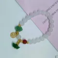 Nouveau bracelet de perles blanches de style chinois avec breloques, bijoux rétro. - Lingot d'or et plaque « Fu »