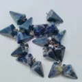 Pendente a piramide esagonale in cristallo blu naturale, accessorio collana variante. - Pietra a Venature Blu