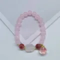 Bracelet de perles en quartz fraise et cristal rose avec pendentif sculpté pour femmes. - Lapin allongé et pêche