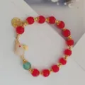 Nouveau bracelet de perles rouges de style chinois avec intercalaires dorés et lapin. - Lapin à perles rouges