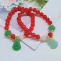 Bracelet de perles rouges à double rang avec pendentifs en jade vert et accents dorés. - Bouddha (Nuances de couleurs aléatoires)