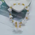 Bracelet de perles fleurs blanches style chinois avec cristaux et pendentifs dorés femme. - Muguet Blanc
