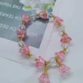 Bracelet de perles de fleurs roses doux avec cristal clair et entretoises dorées pour femmes. - Muguet Rose