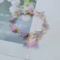 Bracelet de perles avec breloques fleurs dégradé rose bleu, perles de cristal et détails dorés. - Muguet rose et bleu