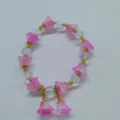 Charmante bracelet de perles de fleurs roses avec cristaux et perles dorees, bijoux femme. - Muguet rose et violet