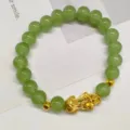 Bracelet de perles vertes élégant avec charm Pixiu doré, bijoux traditionnels chinois. - Vert Fruit