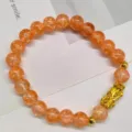 Bracelet de perles en cristal craquelé orange avec charm pixiu doré, bijoux feng shui élégants. - Quartz craquelé orange