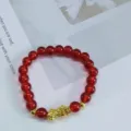 Bracelet de perles rouges avec charm Pixiu doré, accessoire de bijouterie culturel. - Rouge Foncé
