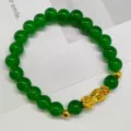 Bracelet en perles de jade vert avec pendentif pixiu doré, bijoux vintage pour femmes. - Vert foncé