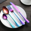 Juego de cubiertos de 4 piezas en acero inoxidable titanio arcoíris con cuchillo tenedor y cucharas. - Set de 4 piezas / Blanco AB