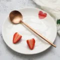 Roségoldener Edelstahl Löffel mit Herz Teller Variante, elegantes Besteckstück für den Tisch. - Speiselöffel / Roségold