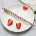Edelstahl Essstäbchen Set mit dekorativem weißen Keramikteller und Erdbeeren für Küche. - Essstäbchen / Roségold