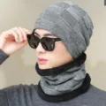 Detailaufnahme der grauen Herren Strickmütze und des warmen Fleece Kragenschal Sets für den Winter. - Einheitsgröße / Grau