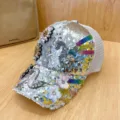 Elegante cappellino da baseball con paillettes e toppe di cigno con strass per donne. - Regolabile / Cigno d'Argento
