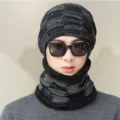 Nahaufnahme Detail der dicken Winter Strickmütze und des Halswärmers in Grau Schwarz. - Einheitsgröße / Schwarz