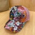 Vista di dettaglio del berretto da baseball rosa con cigno in strass e applicazioni floreali. - Regolabile / Cigno Rosa